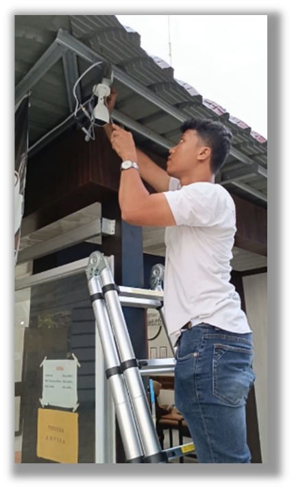 Teknisi memasang kamera CCTV